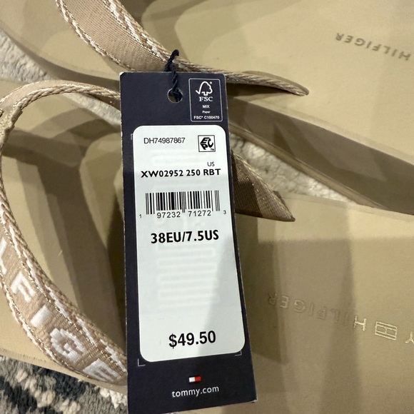 Tommy Hilfiger flip flops. - Picture 2 of 4